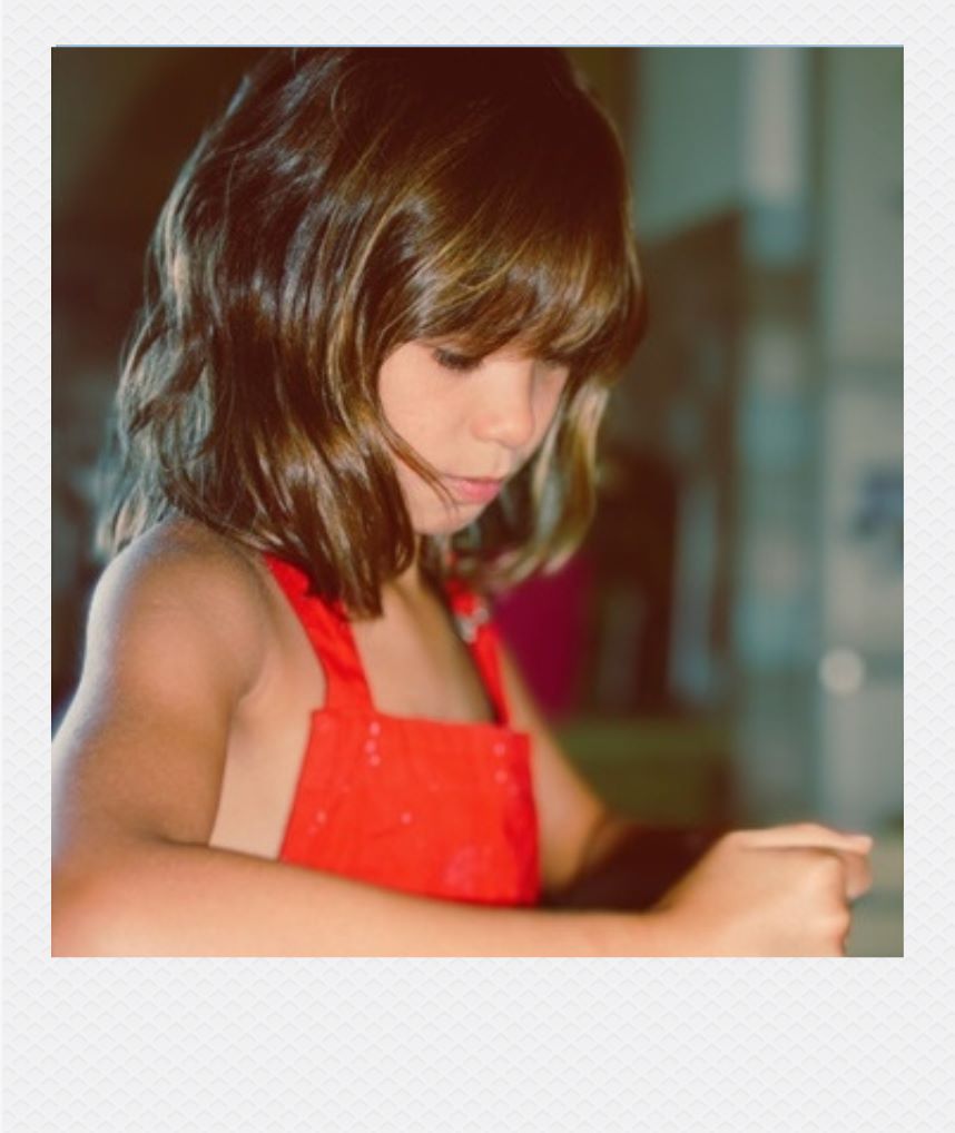 A propos 1 photomaton représentant une petite fille en train de cuisiner