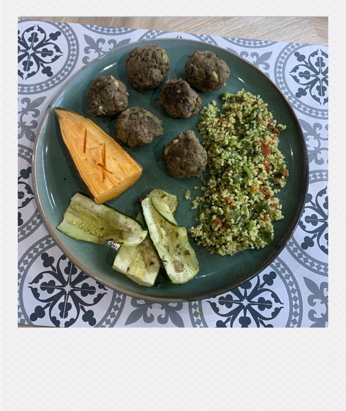 photo représentant des boulettes de boeuf à la menthe et coriandre