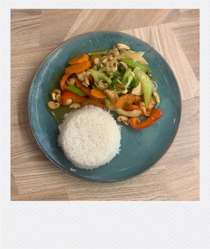 assiette de riz et wok au poulet